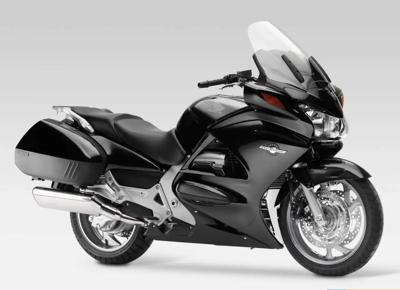 Czarny motocykl Honda Pan European z kuframi, gotowy na długie podróże.