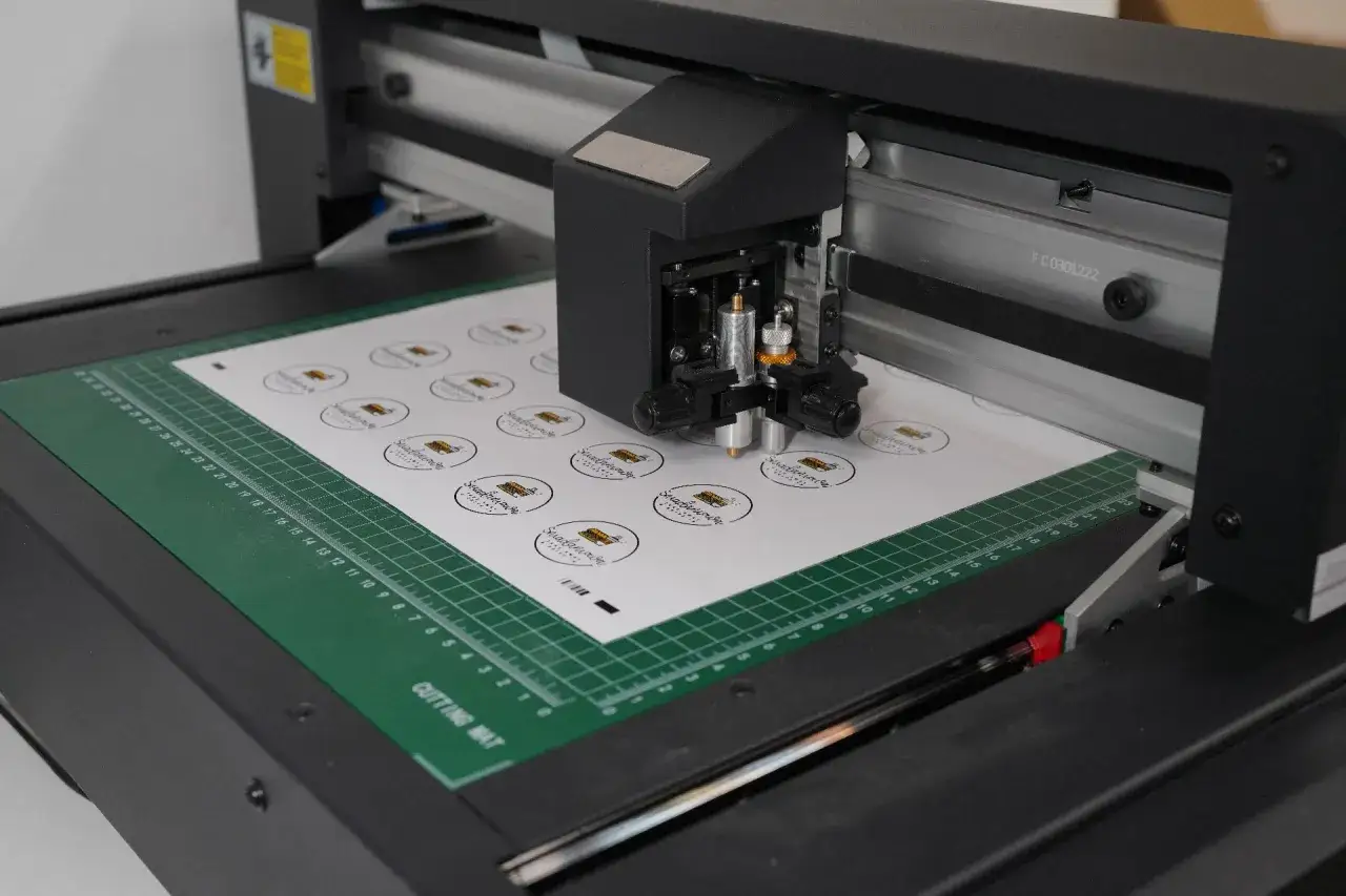 Trwały druk UV na folii samoprzylepnej – idealne rozwiązanie dla reklamy