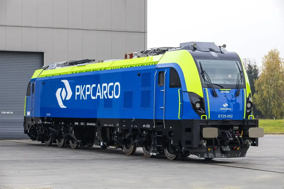 Nowa, niebiesko-zielona lokomotywa Dragon 2 PKP Cargo gotowa do pracy.