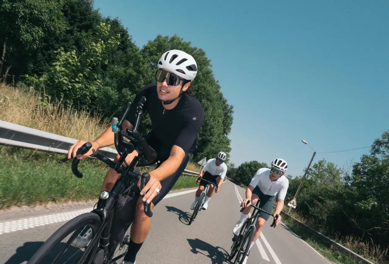 Trzech kolarzy na drodze, każdy z nich osiąga swoje tetno max. Słońce świeci, a oni pędzą przed siebie.