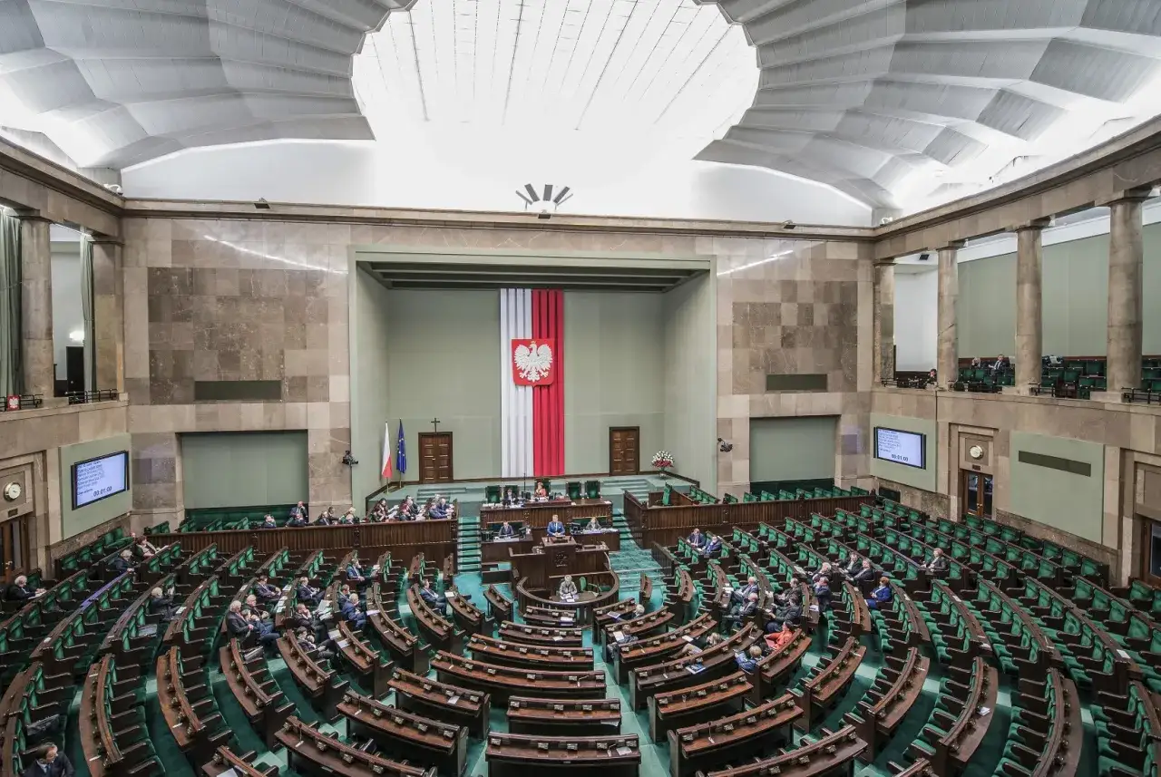 Posiedzenie Sejmu RP. Zastanawiasz się, jak zapisać się do partii? Tu zapadają ważne decyzje.