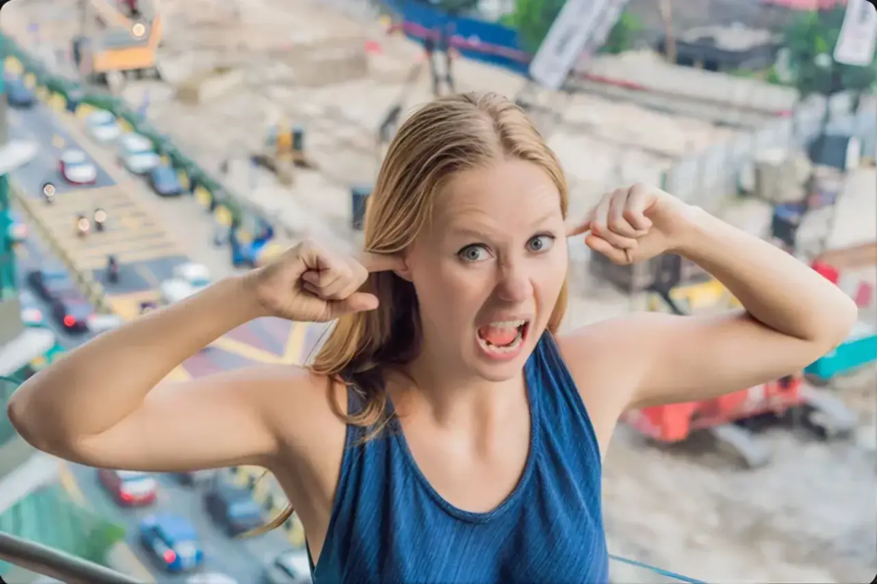 Skuteczne sposoby na wyciszenie okien PCV i redukcję hałasu