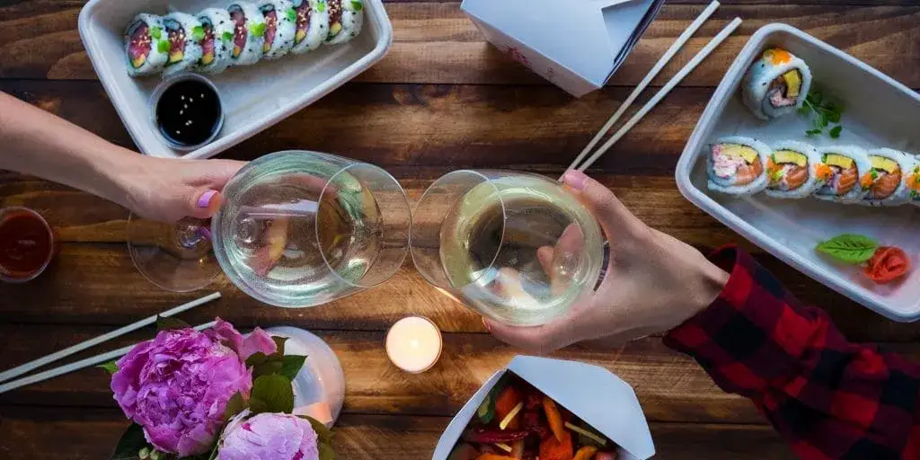 Idealna romantyczna kolacja z dostawą? Wybierz dania bez wpadki!