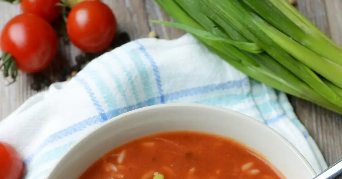 Jak ugotować zupę pomidorową z ryżem - prosty przepis na smaczne danie