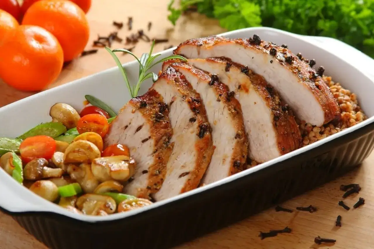 Szynka wieprzowa: Jak zrobić soczystą pieczeń i szybkie dania?