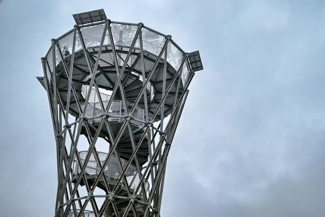 Nowoczesna wieża widokowa na Borowej, z kręconymi schodami i metalową konstrukcją, zaprasza na górę.