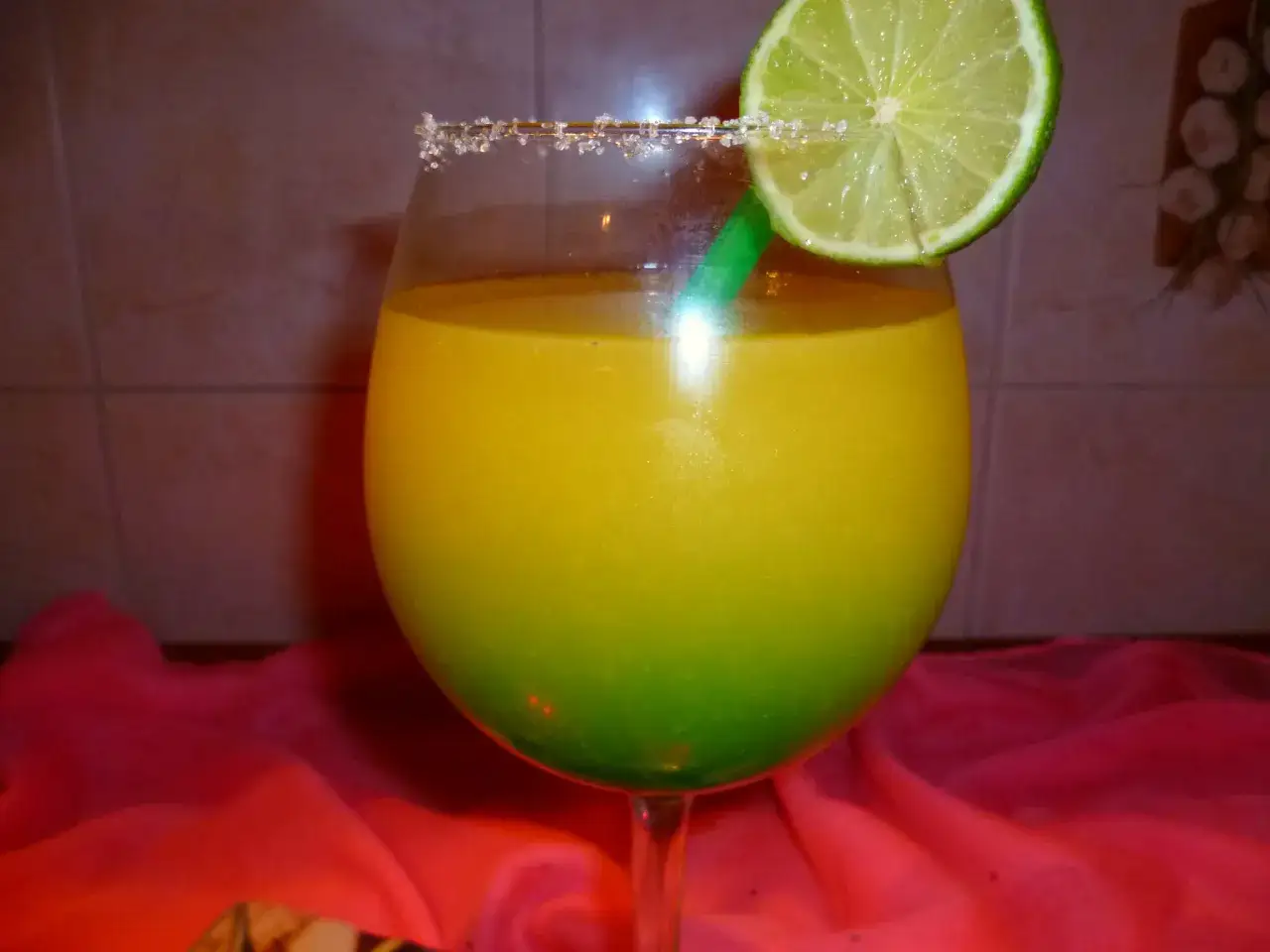 Kolorowy drink z Żabki, ozdobiony plasterkiem limonki i cukrowym rantem. Idealny na letnie popołudnie.