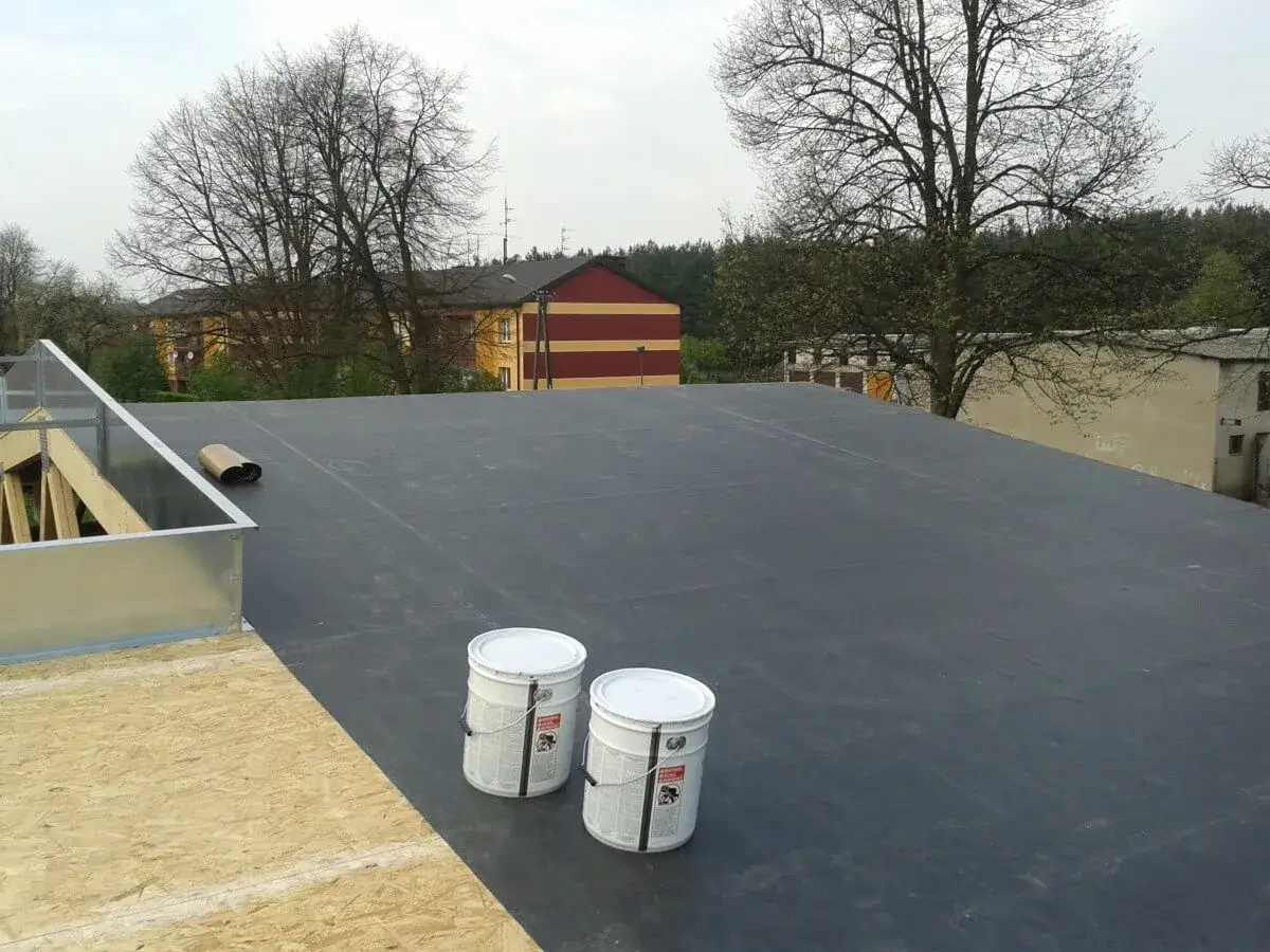 Czym pokryć płaski dach, aby uniknąć kosztownych napraw?