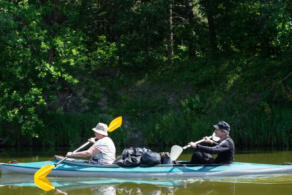 Spływ kajakowy Skrwą: Trasy, koszty, porady Twój przewodnik 2024