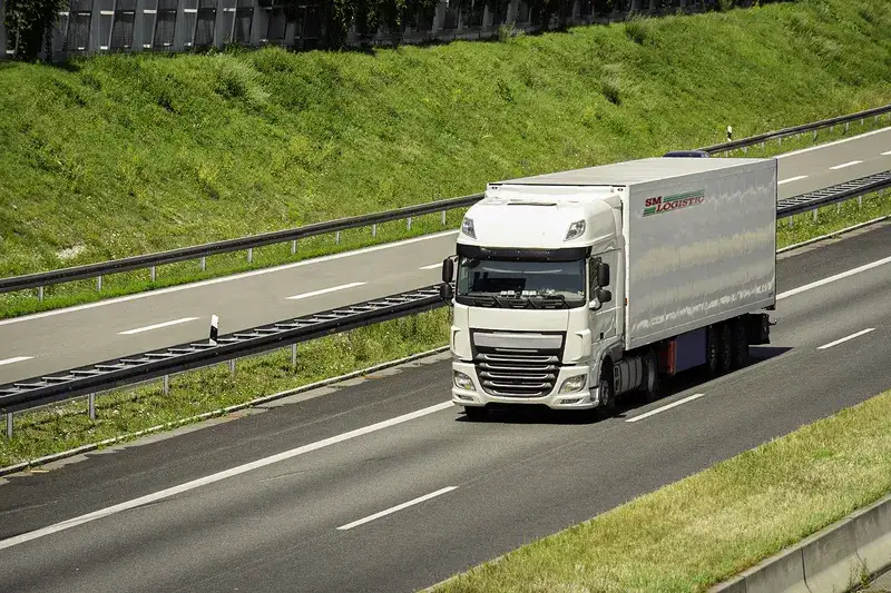 Spedytor vs Logistyk: Poznaj kluczowe różnice i wybierz ścieżkę kariery