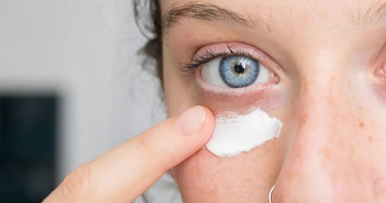 Rozświetlający krem pod oczy: Sekret na cienie i zmarszczki? Odkryj!