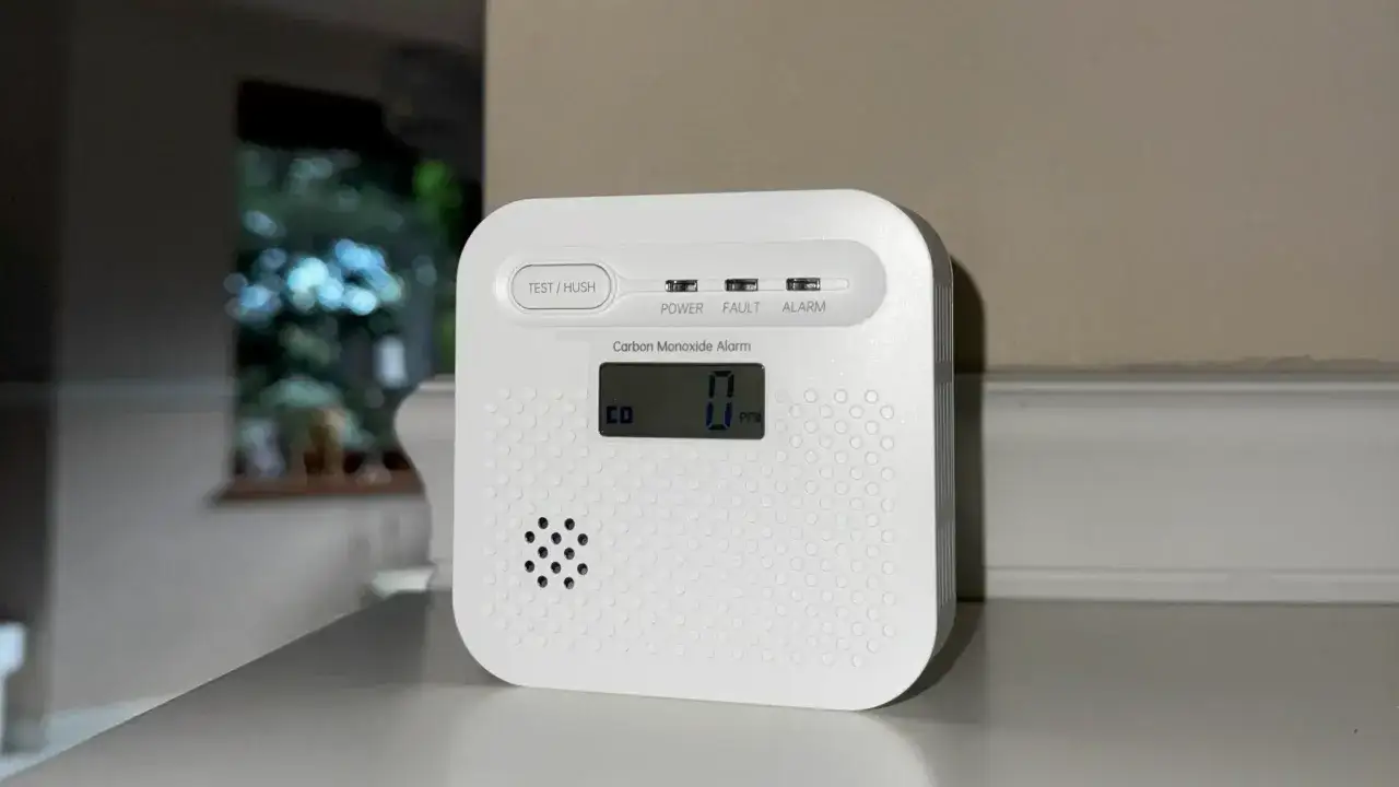 Biały czujnik czadu z wyświetlaczem pokazującym 0 ppm.