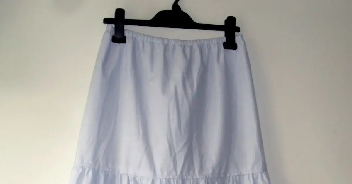 Jak uszyć falbaniastą spódnicę - proste kroki, które ułatwią szycie