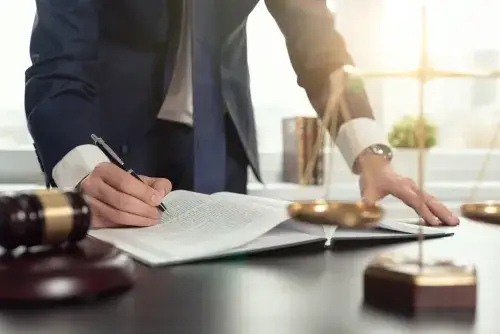 Ile zarabia radca prawny po aplikacji? Zaskakujące fakty i różnice