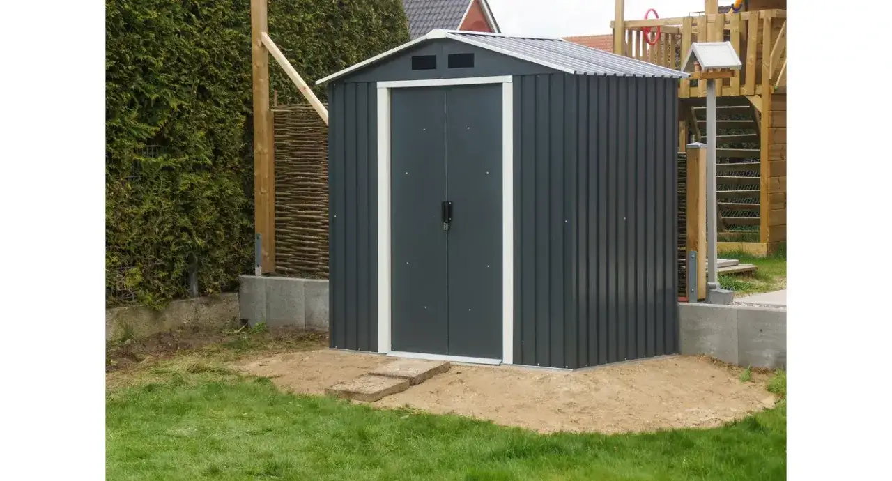 Domek narzędziowy ile od granicy działki? Przepisy, które musisz znać