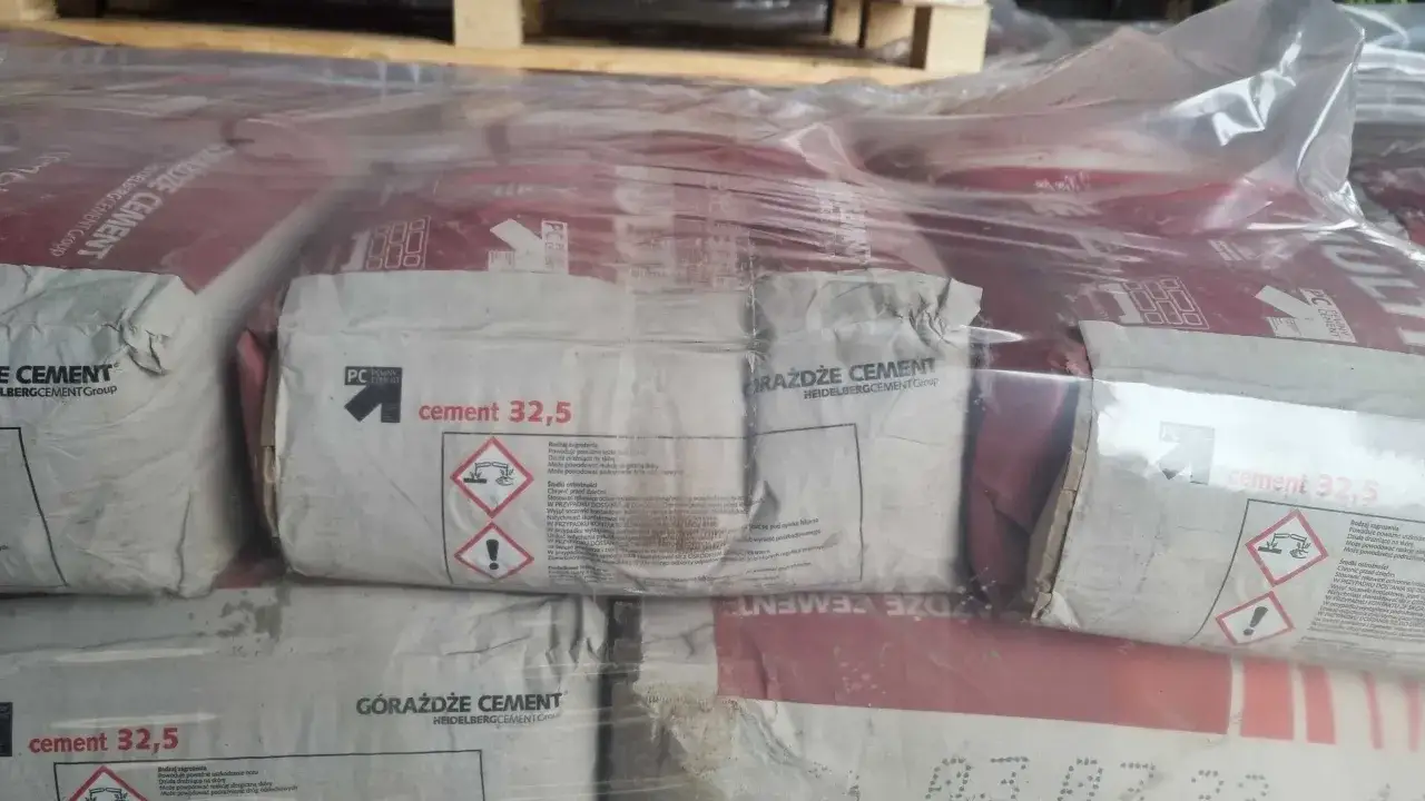 Stos cementu 32,5 kg w workach, owiniętych folią.