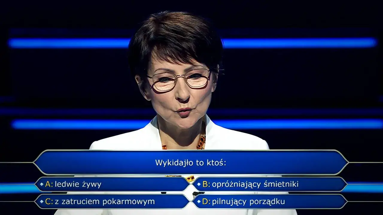 Kobieta w okularach na tle niebieskich świateł, zastanawia się, czy milionerzy są ustawieni, wybierając odpowiedź na pytanie.