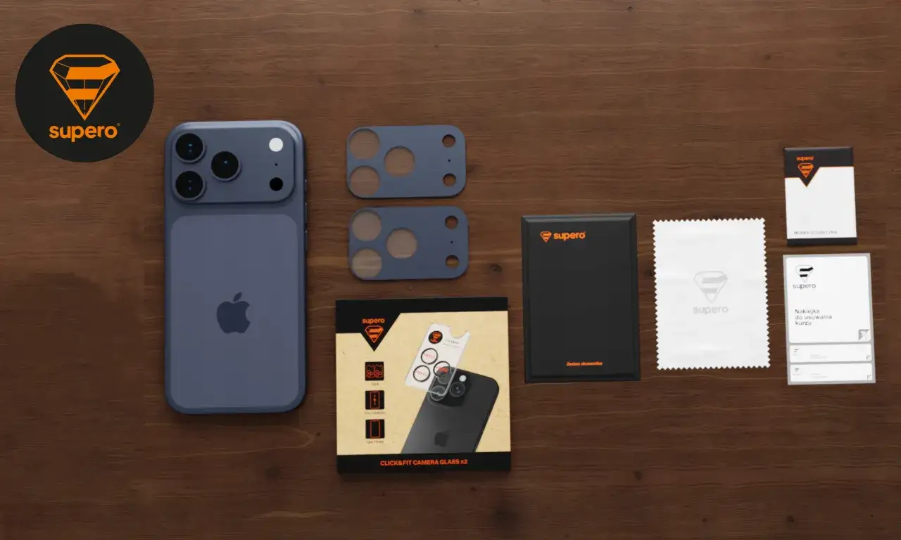 iPhone z akcesoriami Supero: szkła hartowane na aparat, ściereczka, naklejka do kurzu.