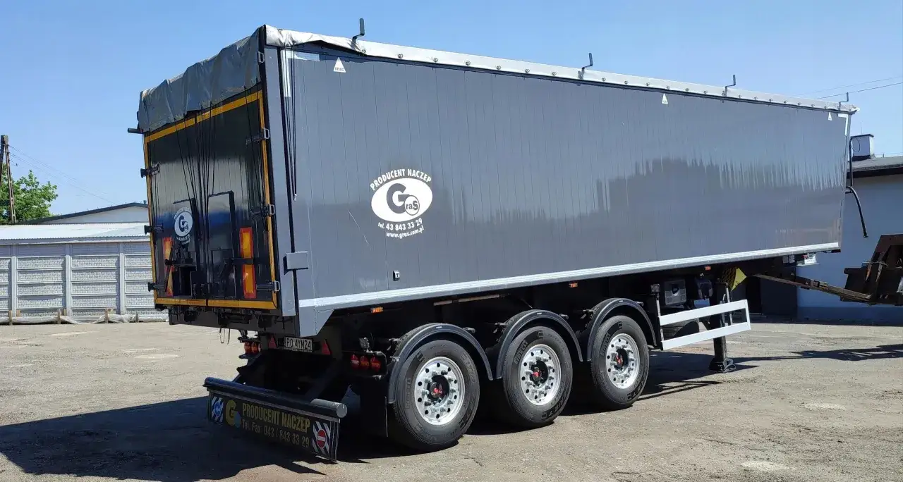 Ile kosztuje naczepa do tira? Ceny, leasing i na co uważać!