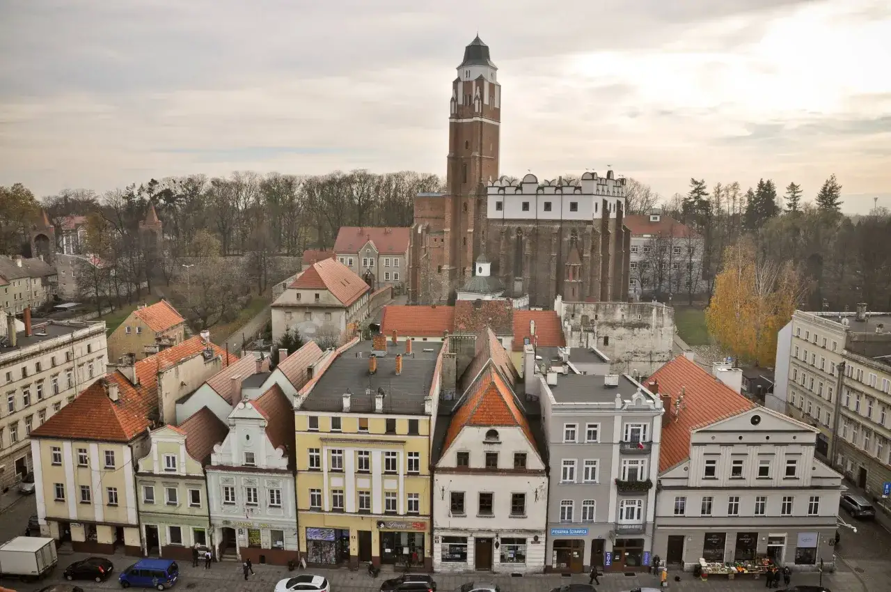 Widok na rynek i zamek w Paczkowie. Kolorowe kamieniczki i potężna wieża zamkowa tworzą niepowtarzalne paczków atrakcje.