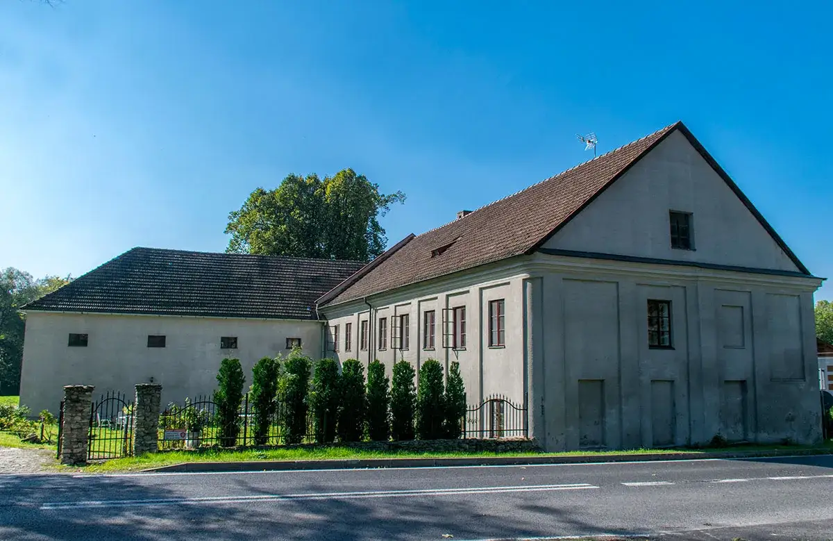 Zamek w Dzięgielowie: odkryj fascynującą historię i atrakcje turystyczne