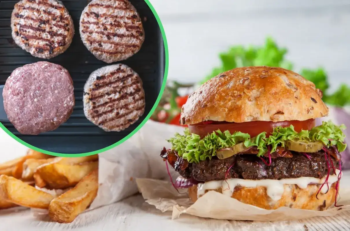 Domowy hamburger z frytkami, obok surowe i grillowane kotlety mięsne.