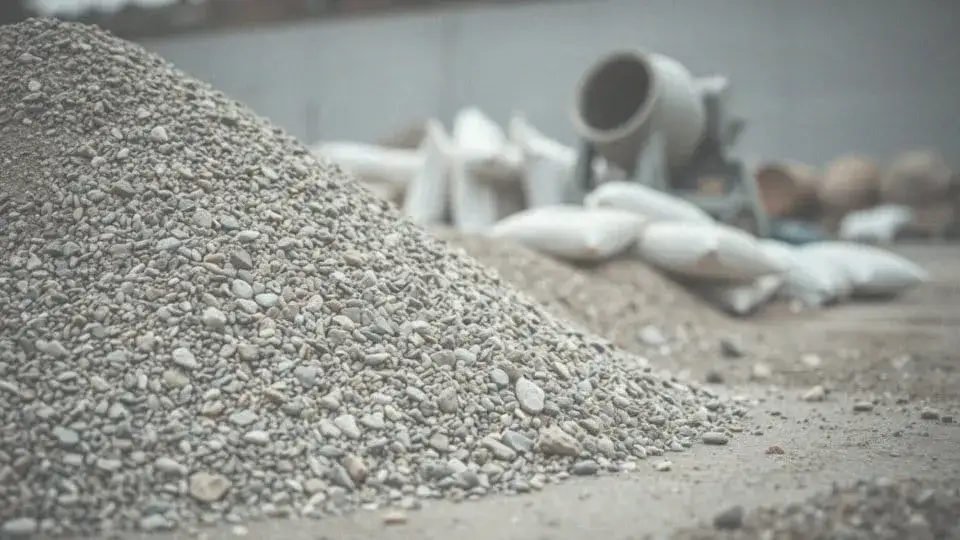 Ile cementu na betoniarkę 250l? Kluczowe proporcje do B20 betonu