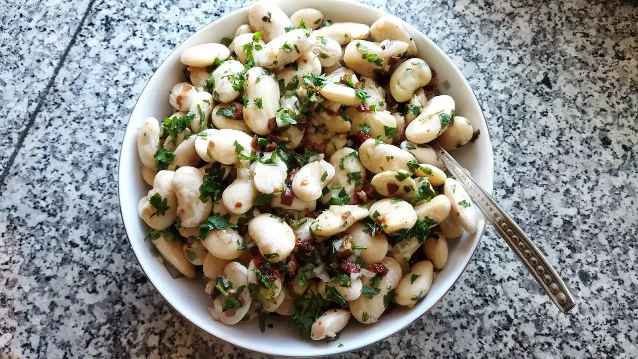 Miseczka fasoli Jaś z natką pietruszki i suszonymi pomidorami.