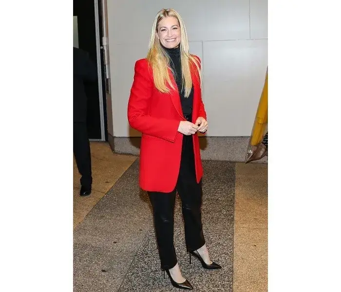 Jaką bluzkę do czerwonego garnituru wybrać, by wyglądać stylowo?