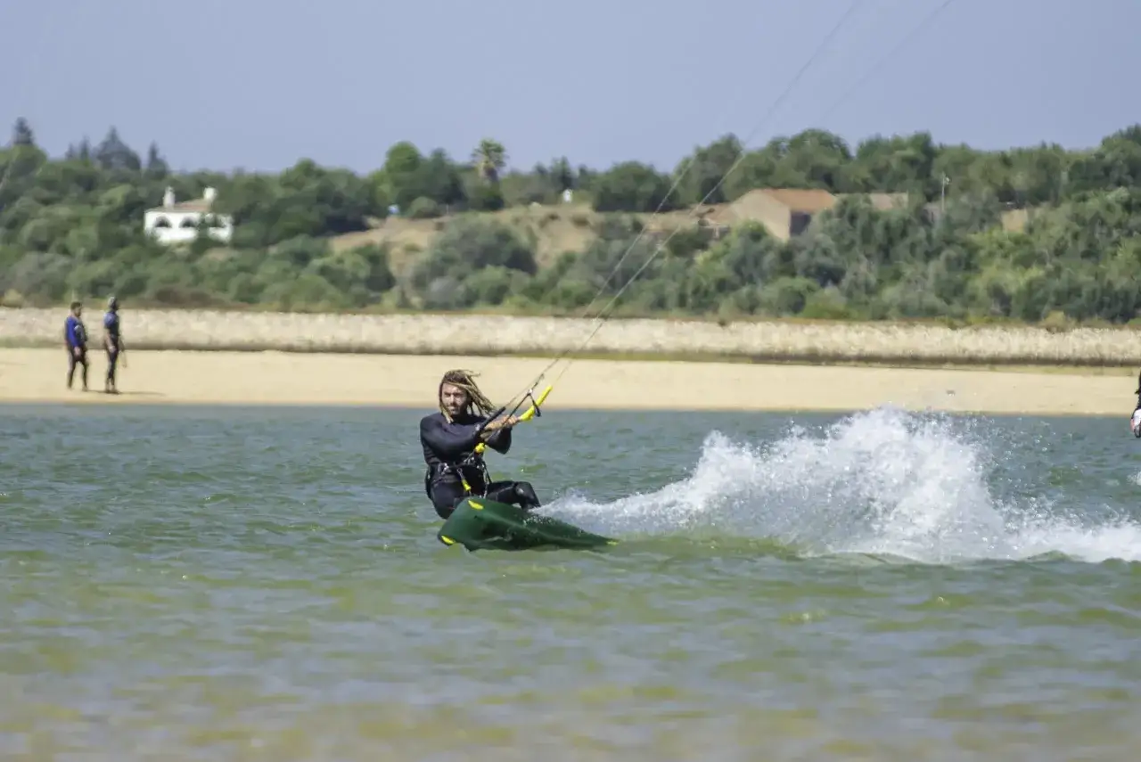 Kitesurfing Portugalia: Jak znaleźć idealny spot dla siebie?
