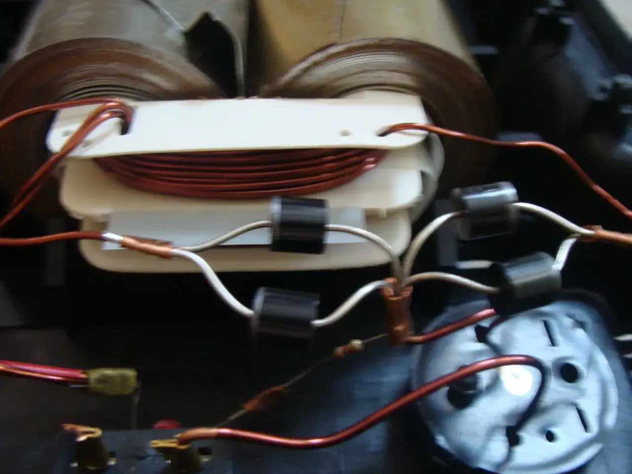 Fragment prostownika z cewkami, diodami i przewodami.