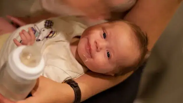 Dlaczego dziecko wymiotuje po mleku modyfikowanym? Objawy i co robić