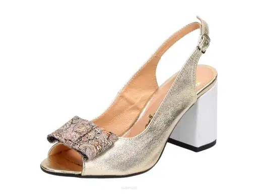 Złote sandały stylizacje: jak uniknąć modowych wpadek i błyszczeć