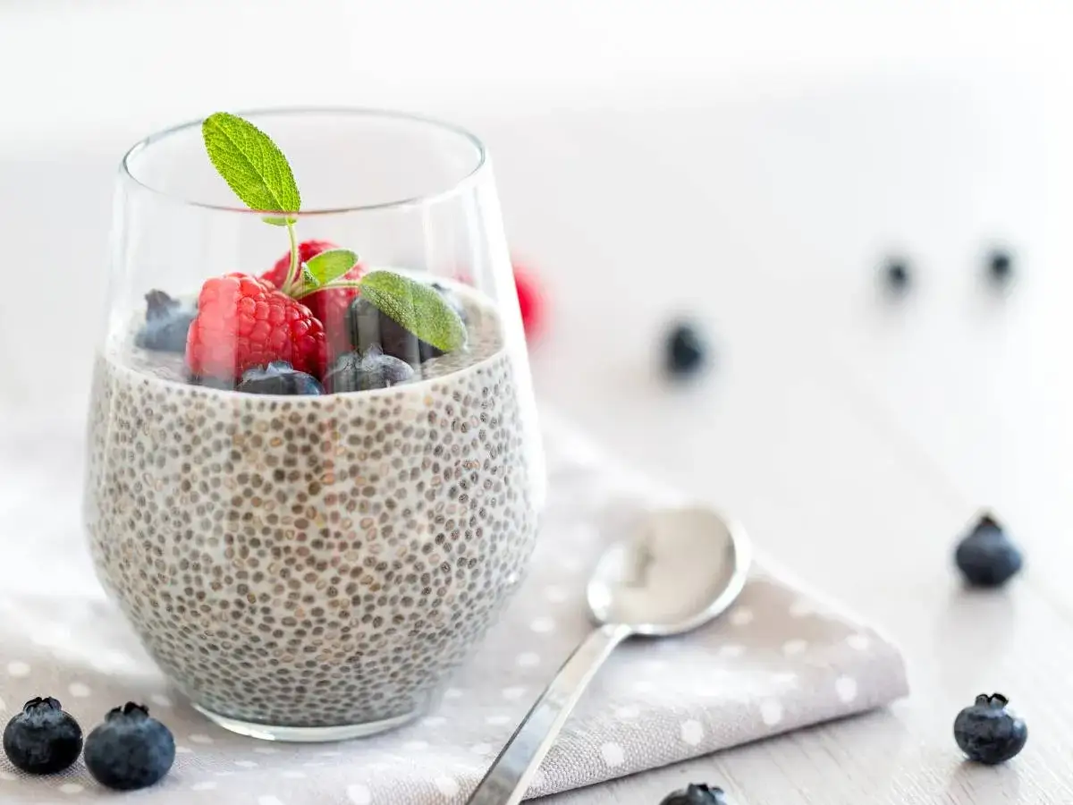 Pyszny deser chia z malinami i borówkami. Idealny przepis na zdrowe śniadanie lub przekąskę.