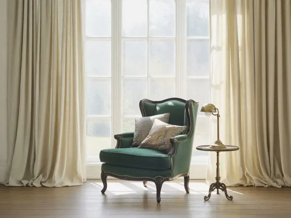 Czy zasłony powinny leżeć na podłodze? Odkryj najważniejsze zasady