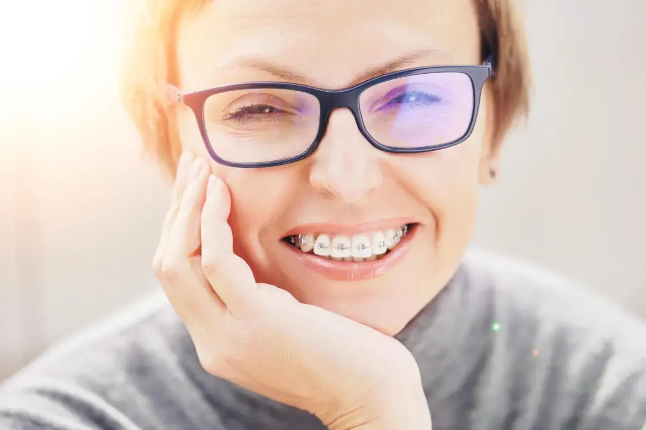 Czy aparat na zęby boli? Prawda o dyskomforcie i ulga!