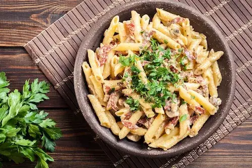 Szybkie dania jednogarnkowe z makaronem penne, które zaoszczędzą czas