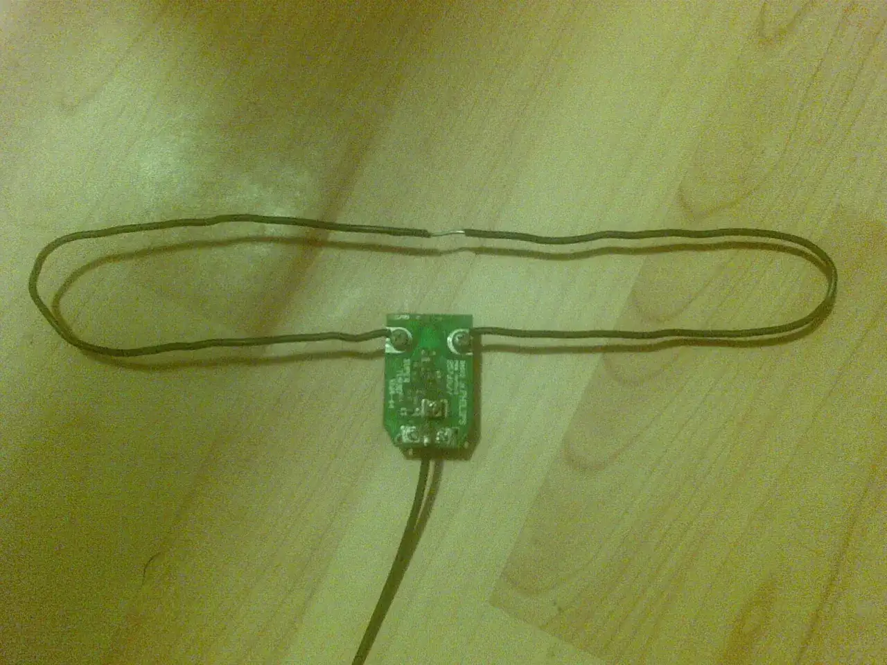 Domowa antena pokojowa z płytką drukowaną i przewodem.