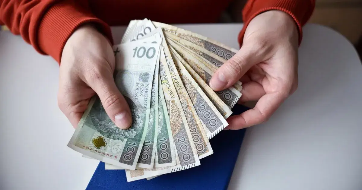 Emeryt na etacie: składki ZUS i zdrowotne. Czy płacisz podwójnie?