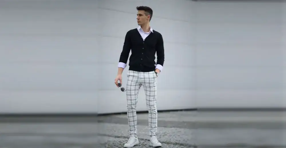 Jaką koszulę wybrać do szarych spodni w kratkę, aby zachwycić?