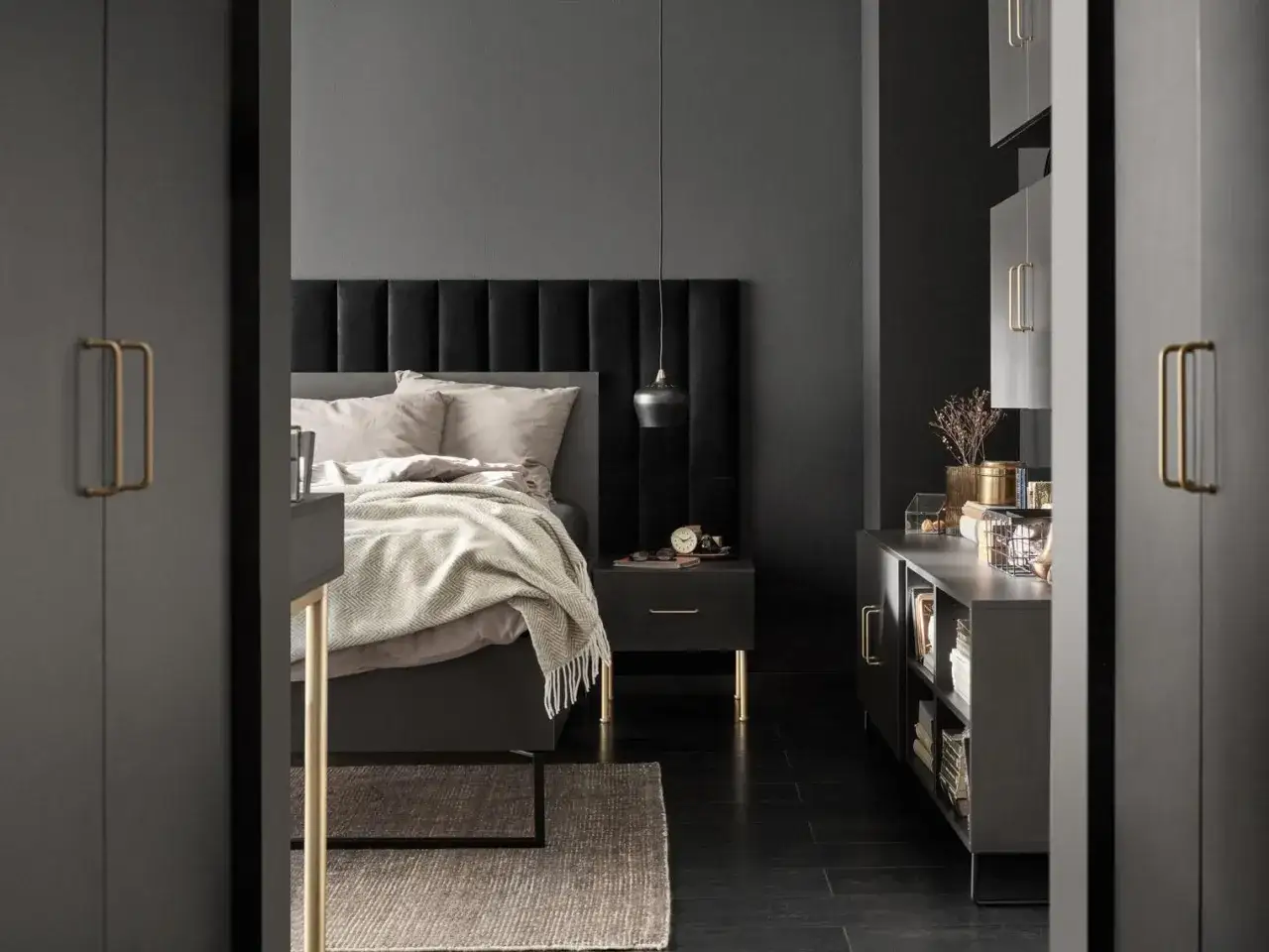 Jakie kolory ścian do sypialni z ciemnymi meblami, by uniknąć przytłoczenia?