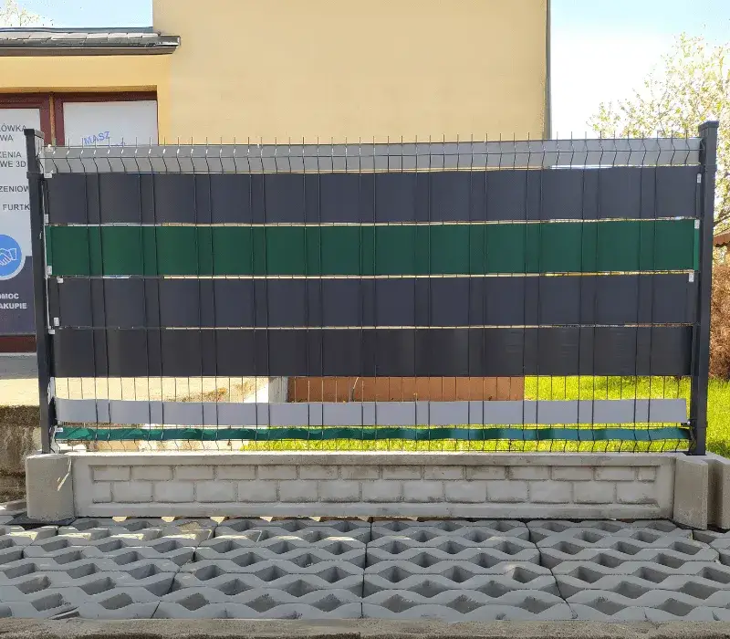 Czym zasłonić płot betonowy? Sprawdzone metody na poprawę wyglądu