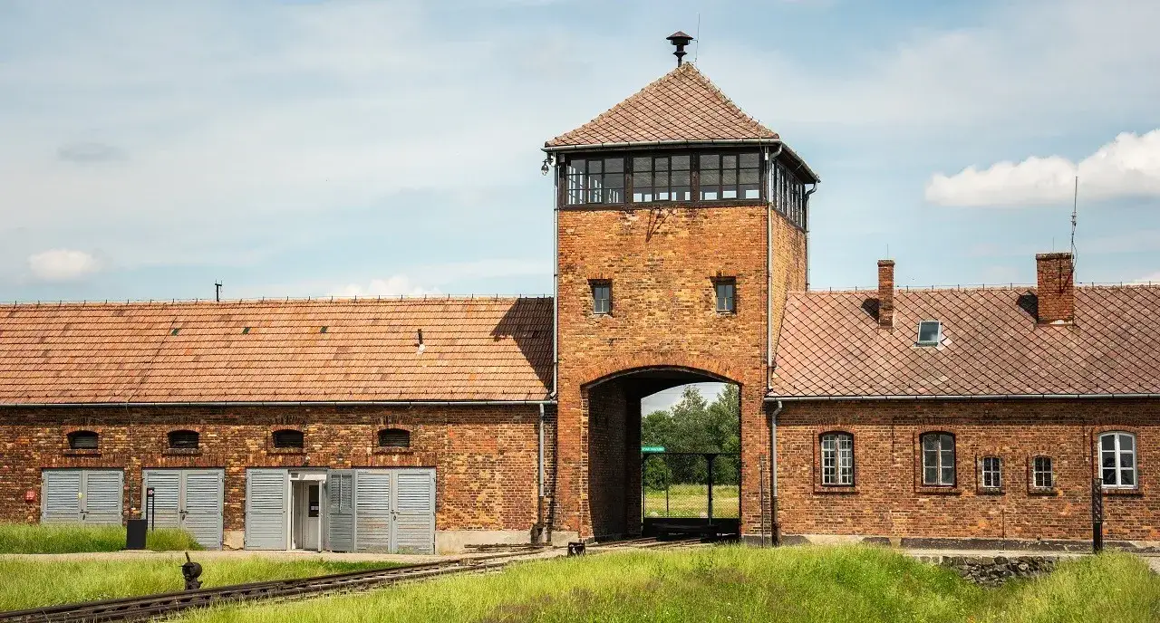 Gdzie znajduje się obóz Auschwitz-Birkenau? Odkryj jego mroczną historię