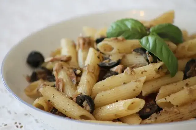 Szybki przepis na makaron penne z tuńczykiem – zdrowy obiad w 20 minut