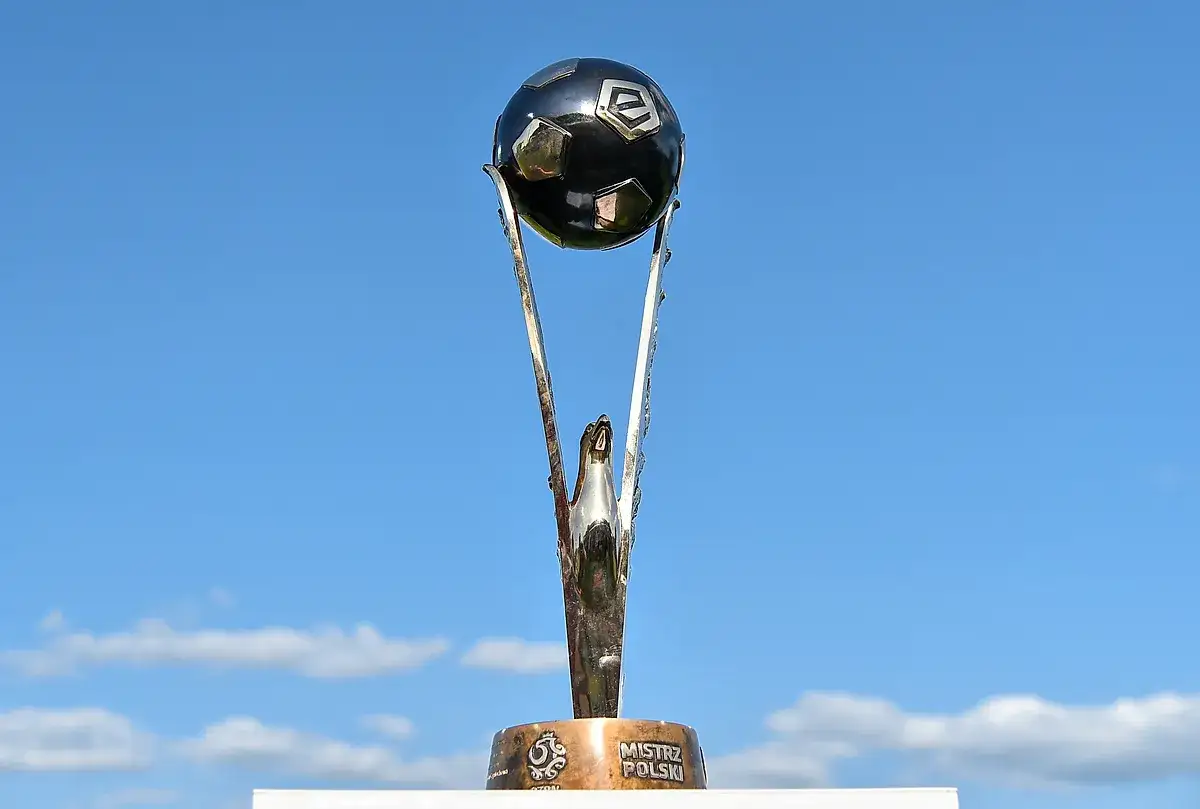Trofeum "Mistrz Polski" czeka na swojego właściciela. Kto z kim w ostatniej kolejce ekstraklasy powalczy o ten puchar?