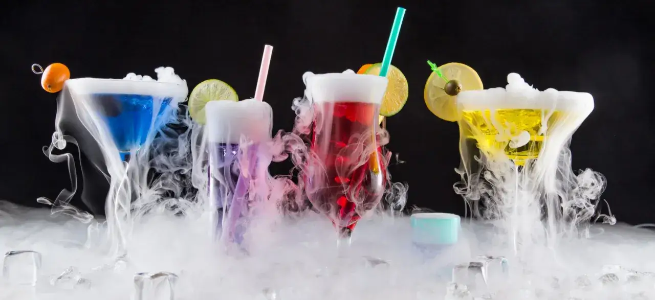 Suchy lód w drinkach: magia, bezpieczeństwo i przepisy krok po kroku