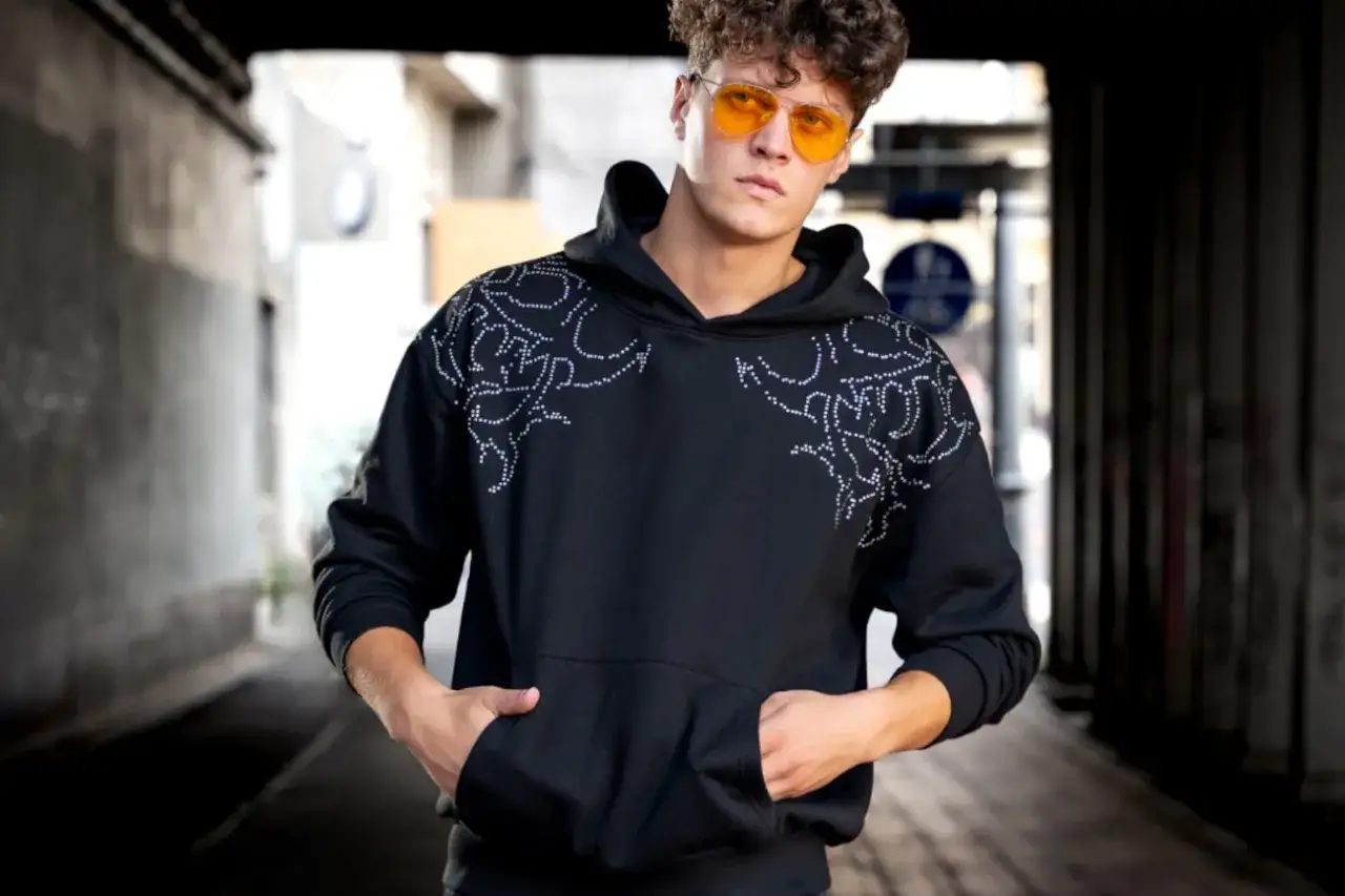 Bluza relaxed fit: Twój klucz do modnej wygody. Jak ją nosić?