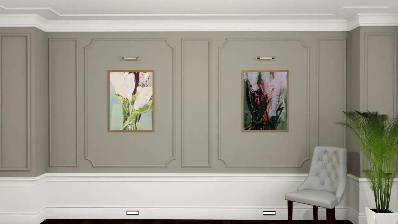 Eleganckie listwy ścienne aranżacje tworzą klasyczną ramę dla dwóch obrazów z kwiatami. Jasna kanapa i zieleń rośliny dodają przytulności.