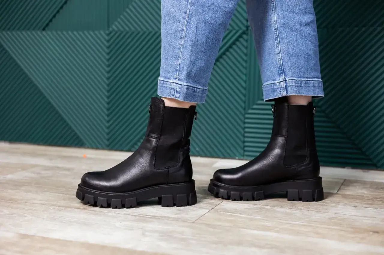 Jak nosić spodnie do botków, aby wyglądać stylowo i modnie
