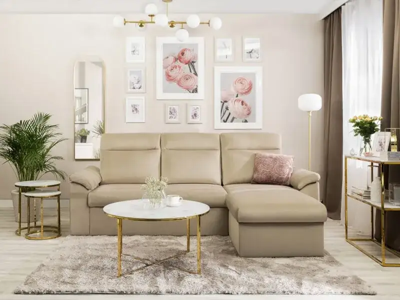 Najlepsze pomysły co powiesić nad kanapą w salonie - modne dekoracje 2025